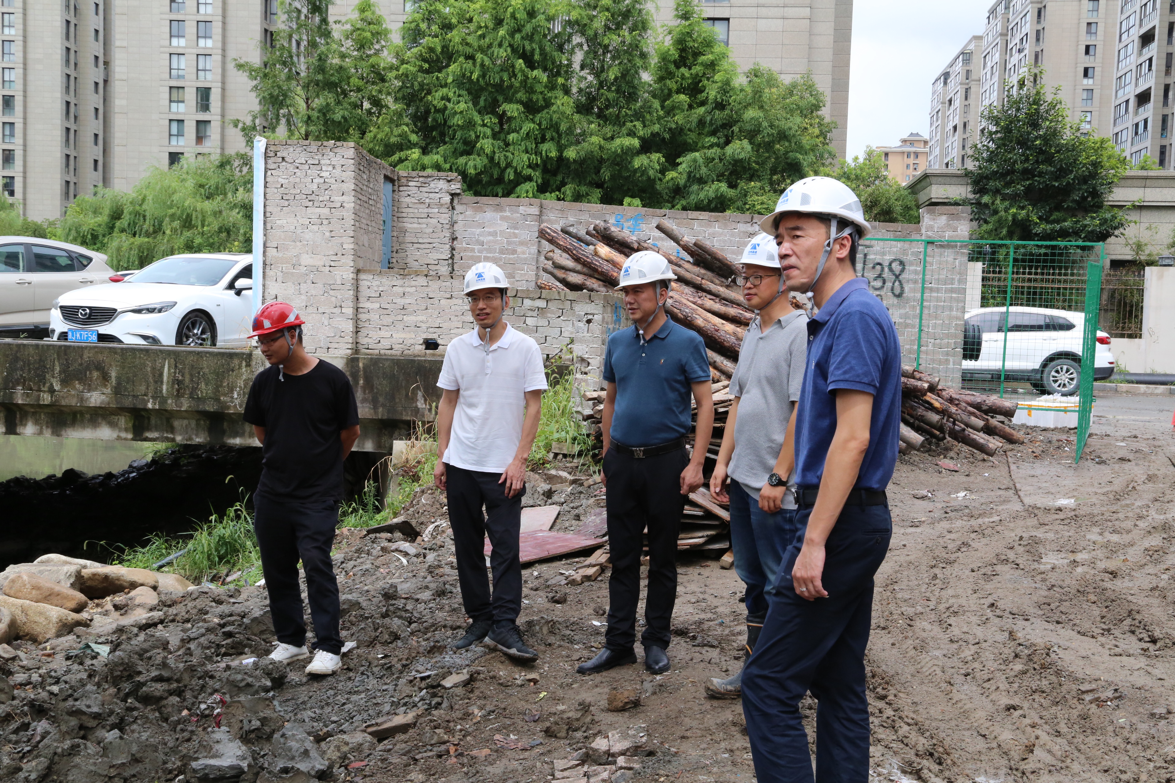 1627026548892653.jpg 圖為檢查組一行察看項目附近河道沿岸防護情況.jpg