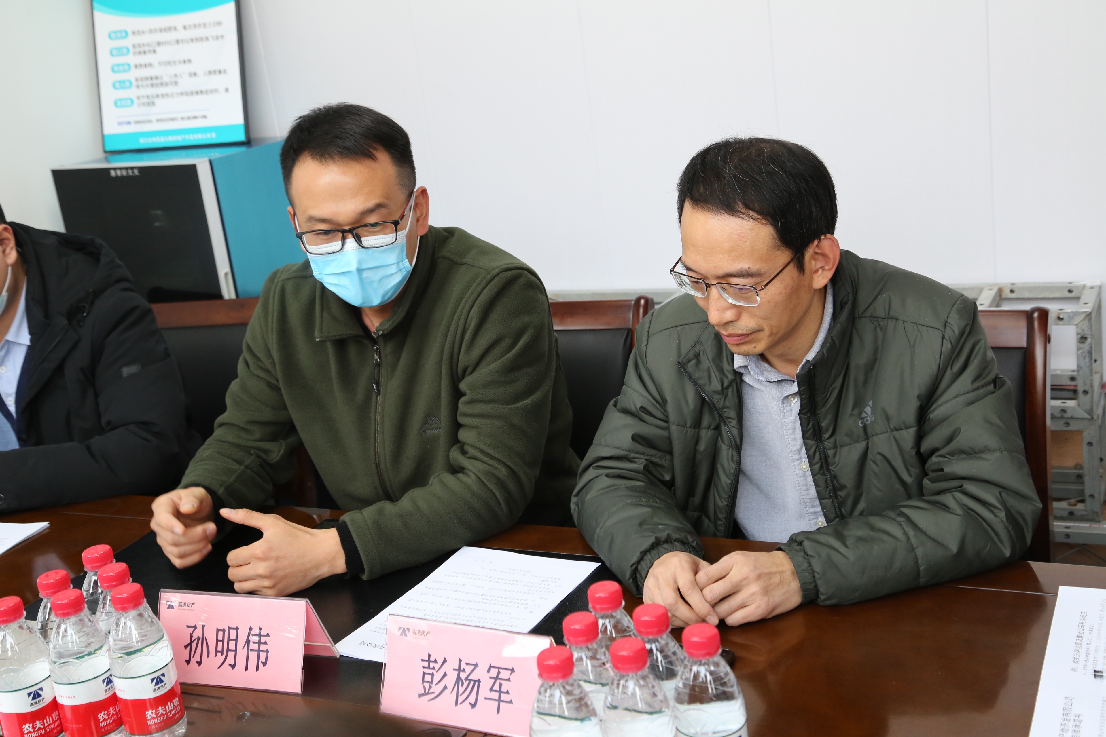 圖為孫明偉、彭?xiàng)钴娭v話.JPG