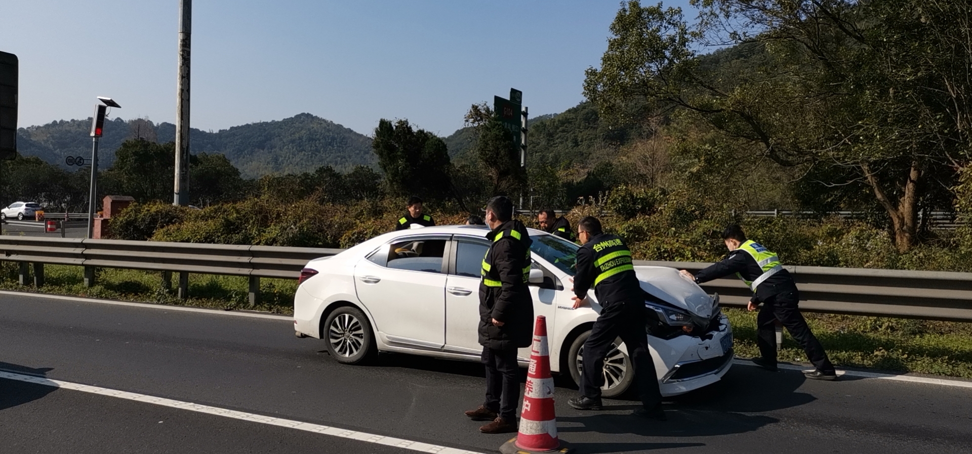 1644304541495104.jpg 2月5日二車追尾事故車現(xiàn)場(chǎng)毛洪迅.jpg