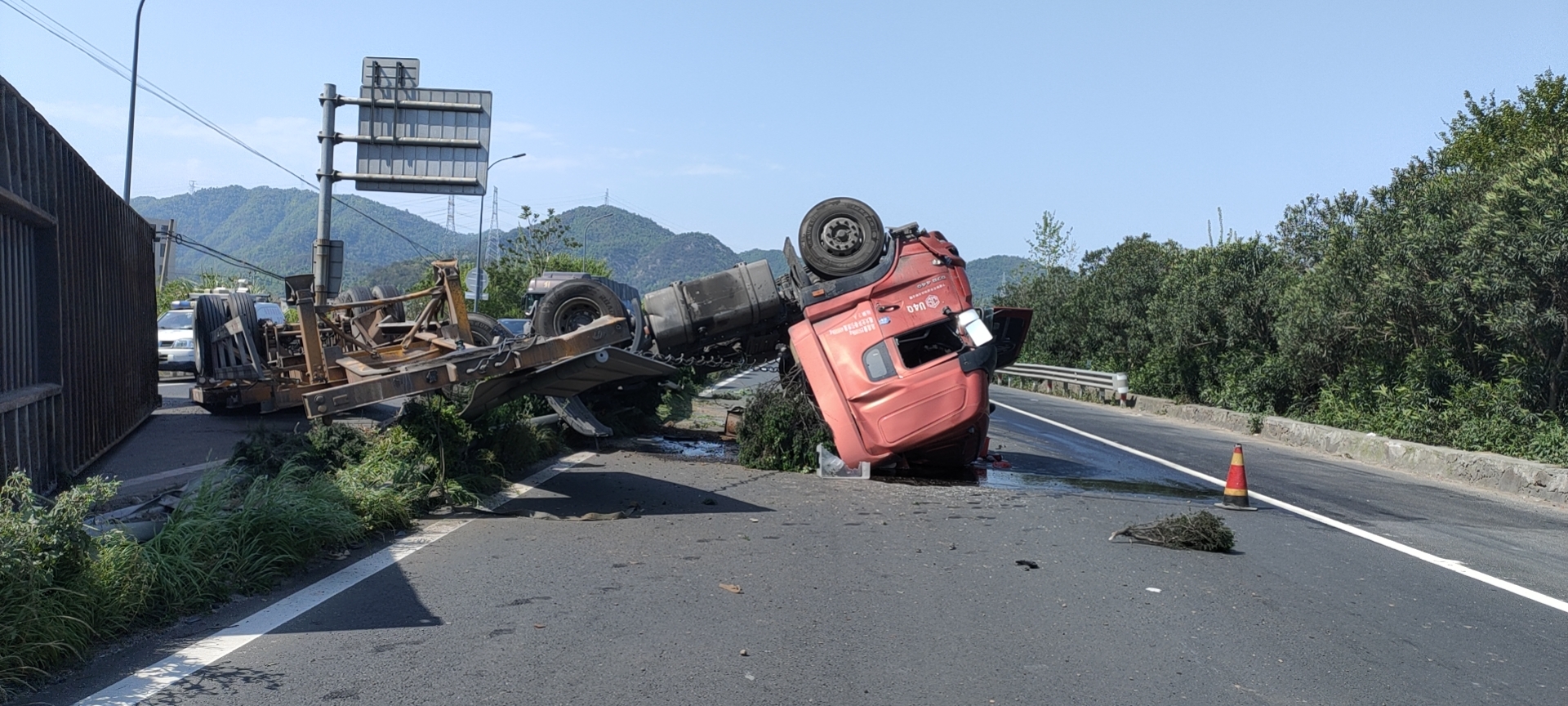 1649838895319140.jpg 集裝箱翻車事故現(xiàn)場1.jpg