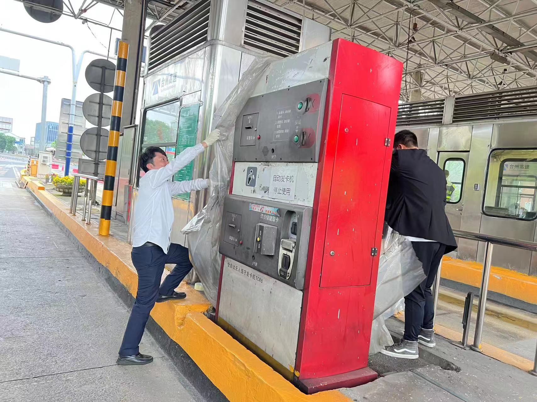 1684174833437662.jpg 20230511 圖為車道打掃現(xiàn)場 王蓉萍攝 (2).jpg