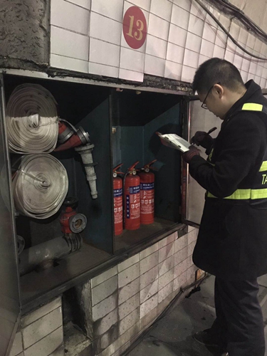 檢查消防器材林通攝_副本.jpg