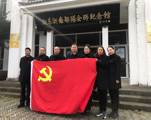 臨海南收費(fèi)所全體黨員在“浙東浙南部隊(duì)會師紀(jì)念館”合影.jpg