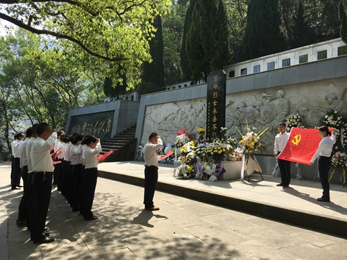 圖為重溫入黨誓詞(夏蓮萍攝)_副本.jpg