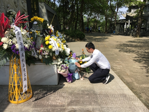 圖為敬獻(xiàn)鮮花(夏蓮萍攝)_副本.jpg