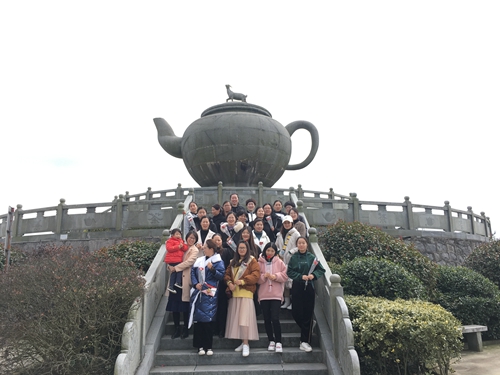 圖為女職工在羊巖山景區(qū)留影(夏蓮萍攝)_副本.jpg