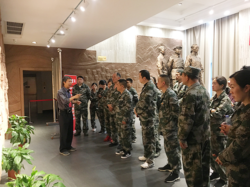 聆聽革命英雄事跡(夏蓮萍攝)1.jpg