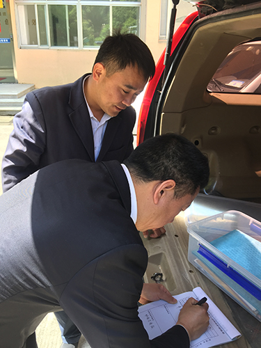 盧祖理副所長與林業(yè)局簽交接單林玲攝1.jpg