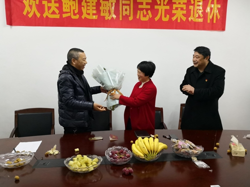 隊長送花金先華攝_副本.jpg