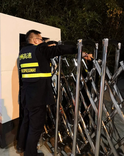 20190111圖為安全員在修理伸縮門_副本.jpg