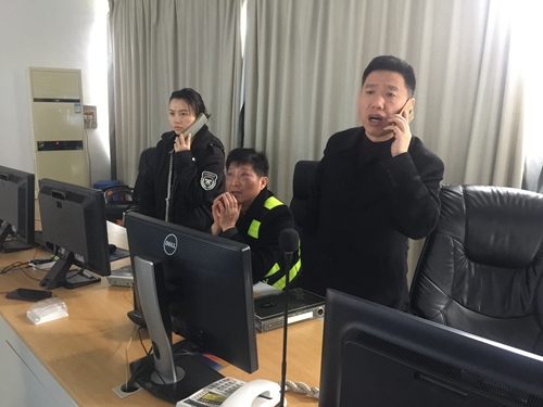 中控室通知各部門的場(chǎng)景林玲攝_副本.jpg